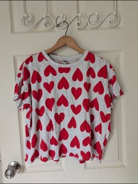 Old Navy Gray Tee with Red Hearts Medium